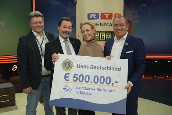 Übergabe von 500.000 Euro auf der Gala des RTL Spendenmarathons